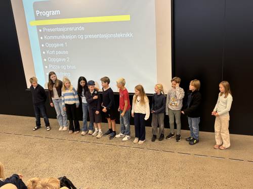 Hele elevrådet presenterer seg for de andre skolene